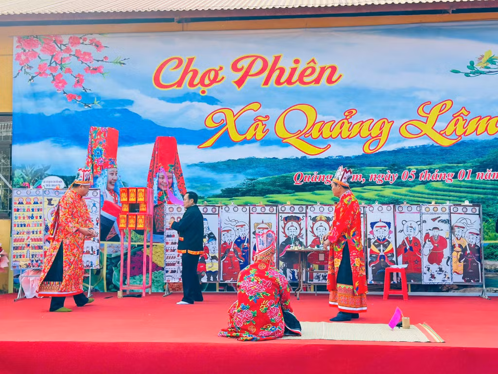 Trình diễn Lễ cấp sắc của người Dao tại chợ phiên Quảng Lâm