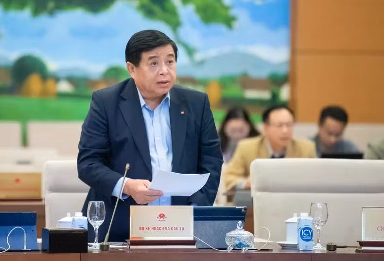 Bộ trưởng Kế hoạch và Đầu tư Nguyễn Chí Dũng báo cáo tại phiên họp. (Ảnh: DUY LINH)