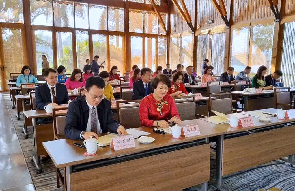 Đoàn CBCCVC các tỉnh: Quảng Ninh, Lạng Sơn, Cao Bằng, Hà Giang (Việt Nam) tham gia lớp bồi dưỡng về công tác xây dựng Đảng tại Học viện Cán bộ TP Bách Sắc (tỉnh Quảng Tây, Trung Quốc), tháng 11/2024.