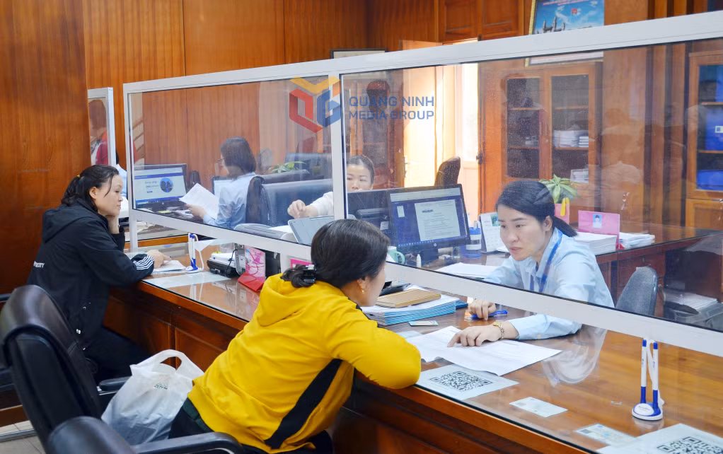 Người dân đến giải quyết TTHC tại Chi nhánh Trung tâm Hành chính công TP Cẩm Phả
