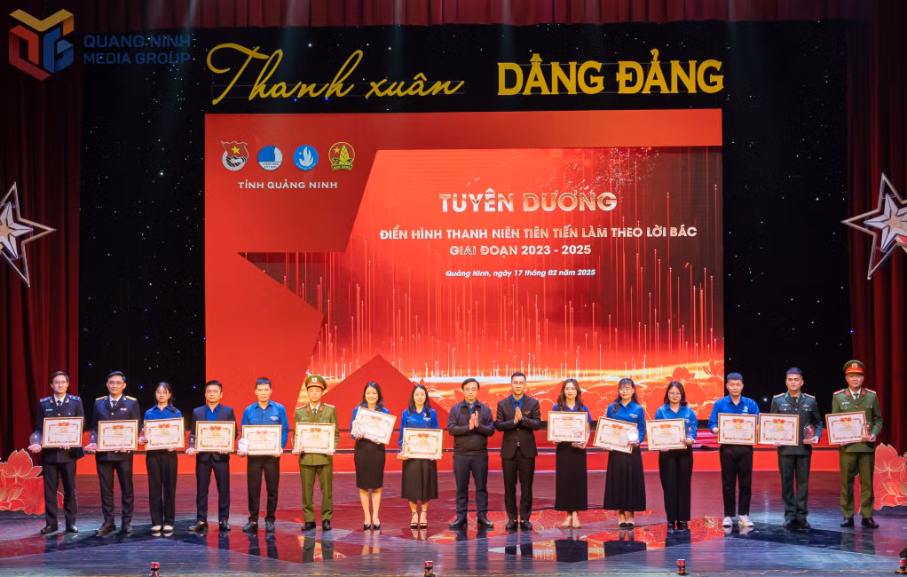 Đại úy Vũ Thanh Đức (thứ hai, phải sang) là một trong 30 điển hình thanh niên tiên tiến làm theo lời Bác tỉnh Quảng Ninh giai đoạn 2023-2025.