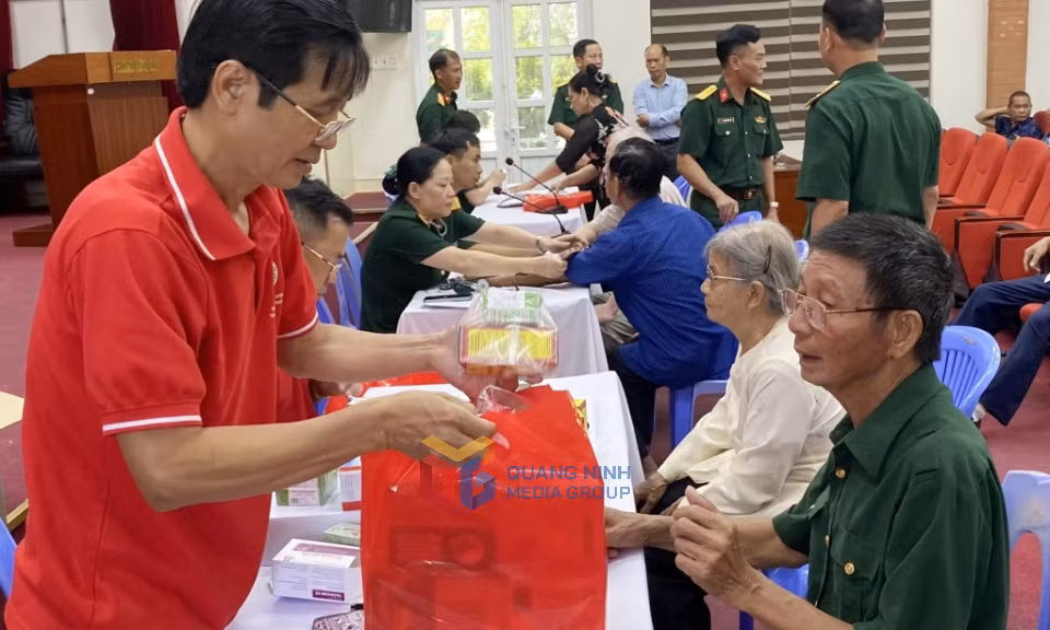 Các CCB trên địa bàn TX Đông Triều được các y, bác sĩ của Hội Chữ thập đỏ tỉnh và Bộ CHQS tỉnh cấp phát thuốc miễn phí để điều trị năm 2024.