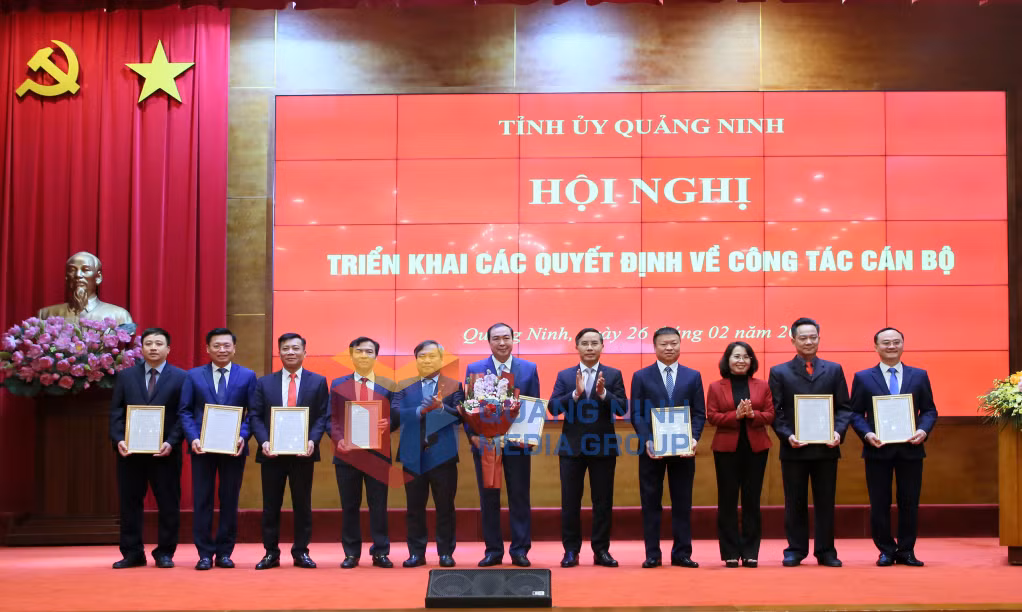 Thường trực Tỉnh ủy trao quyết định thành lập Sở Nông nghiệp và Môi trường và tặng hoa chúc mừng (2-2025). Ảnh: Minh Hà