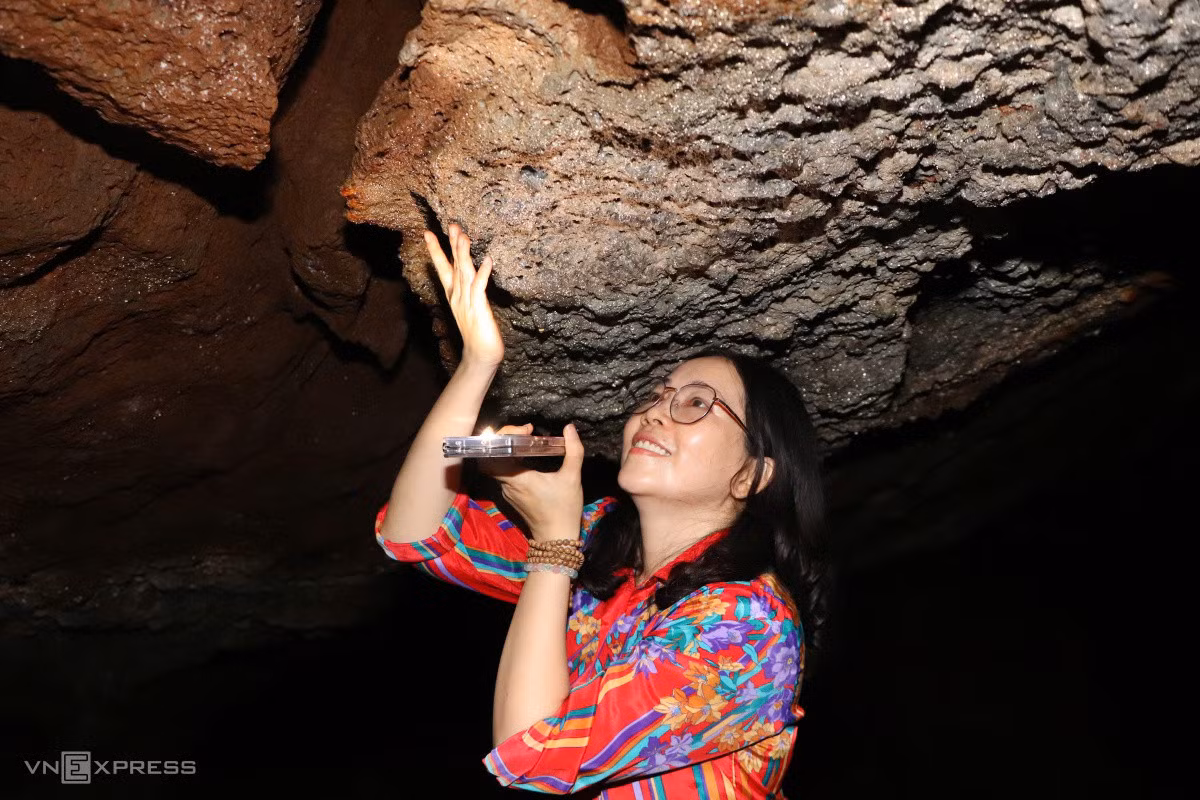 Khi khám phá hang động này, khách nhiều du khách cảm nhận như được đi trong một "đường ống'' trong lòng đất với những kiến trúc thiên nhiên độc đáo, không khí mát lạnh.