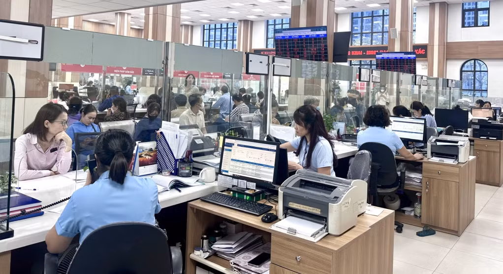 Cán bộ BHXH tỉnh giải quyết TTHC liên quan đến BHXH, BHYT cho người dân tại Chi nhánh Trung tâm Phục vụ hành chính công TP Hạ Long.