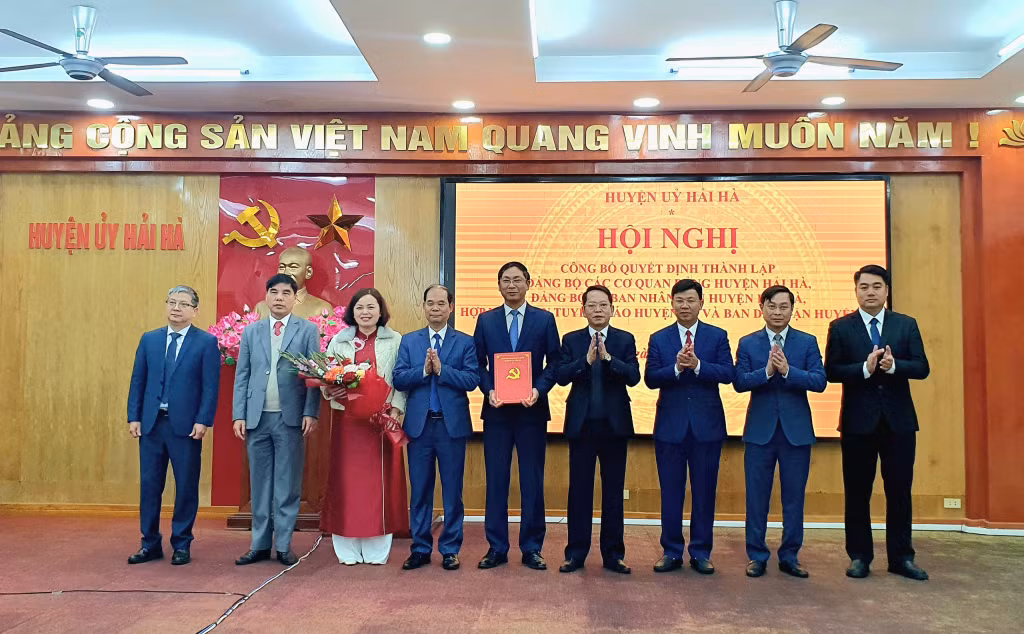 Trao Quyết định, tặng hoa chúc mừng Đảng bộ UBND huyện Hải Hà.