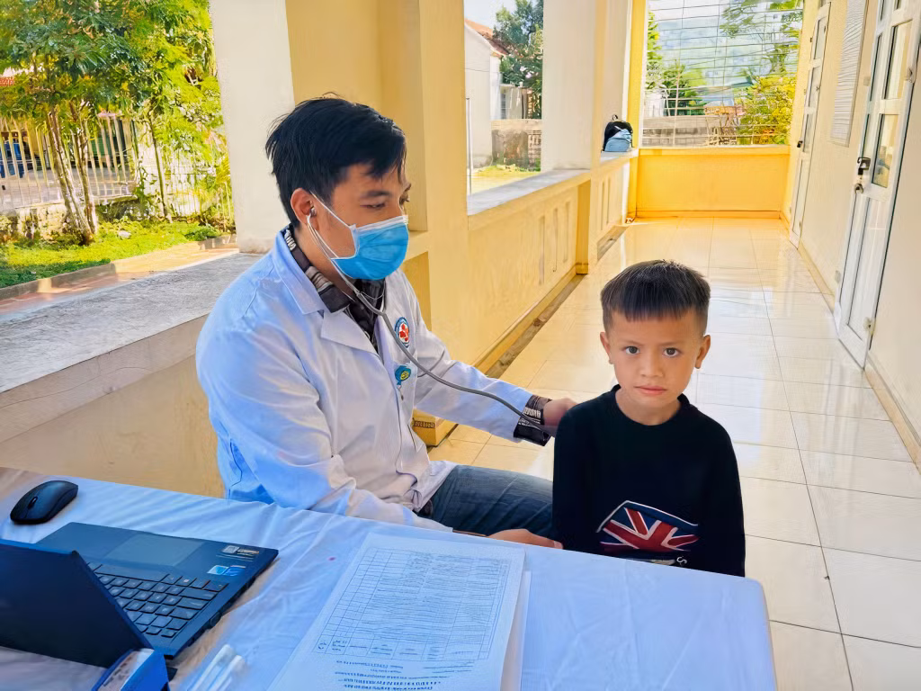 Bác sĩ Trung tâm Y tế huyện Tiên Yên khám sức khỏe cho trẻ em trước khi tiêm chủng.