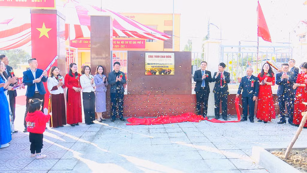 Phường Việt Hưng gắn biển công trình nhà văn hóa khu 5, công trình chào mừng Đại hội Đảng bộ phường nhiệm kỳ 2025-2030.