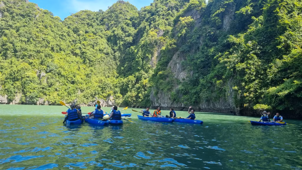 Du khách chèo kayak tại khu vực hang Luồn trên Vịnh Hạ Long.