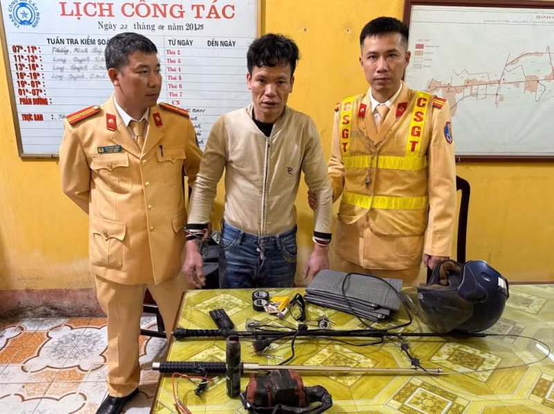Nguyễn Xuân Phú và tang vật thu giữ.