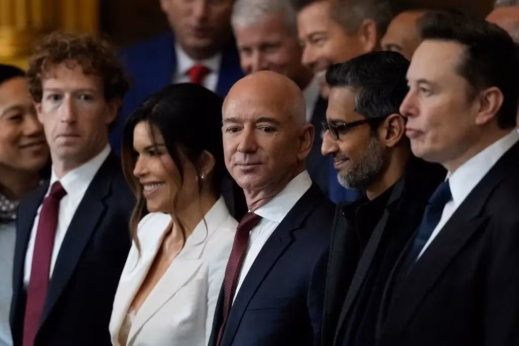 Dàn tỷ phú công nghệ có mặt tại lễ nhậm chức của Tổng thống Donald Trump hôm 20/1. Từ trái qua: CEO Meta Mark Zuckerberg, nhà sáng lập Amazon Jeff Bezos và bạn gái, CEO Google Sundar Pichai, CEO Tesla Elon Musk. Ảnh: NYT