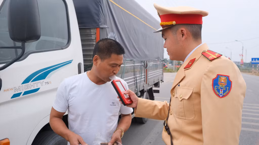 CSGT Công an TX Quảng Yên tăng cường kiểm soát, xử lý vi phạm về nồng độ cồn trong những ngày Tết Nguyên đán 2025.