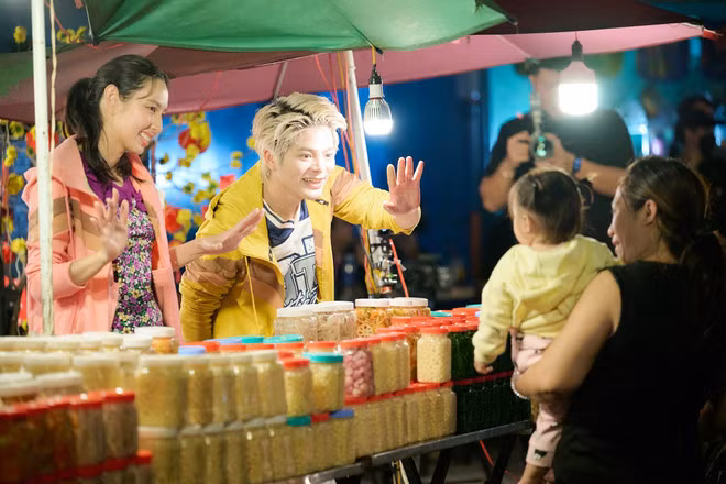 Nam rapper chia sẻ và cho biết trải nghiệm bán kiệu ở “Đu Đêm” rất thú vị. (Ảnh: CTV/Vietnam+)