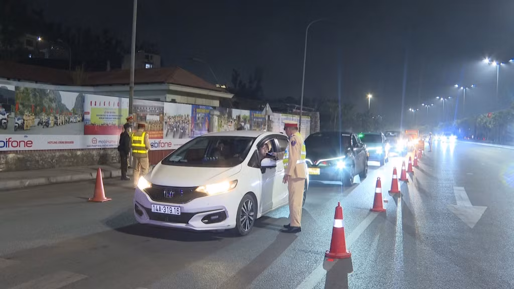 Đội CSGT đường bộ số 2, Phòng CSGT Công an tỉnh Quảng Ninh kiểm tra nồng độ cồn lái xe lưu thông trên QL18 đoạn đi qua địa bàn TP Hạ Long.