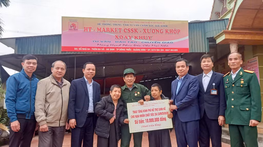 Lãnh đạo Hội Nạn nhân chất độc da cam/dioxin tỉnh Quảng Ninh trao hỗ trợ sinh kế cho gia đình ông Nguyễn Văn Xoay (xã An Sinh, TP Đông Triều).