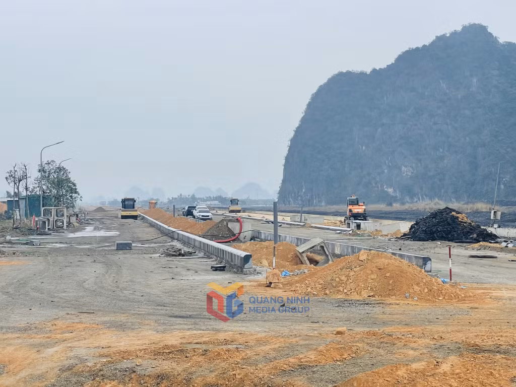 Dự án tuyến đường nối đường Vũng Đục (phường Cẩm Đông) đến phường Cẩm Sơn đang được đẩy nhanh tiến độ thi công.