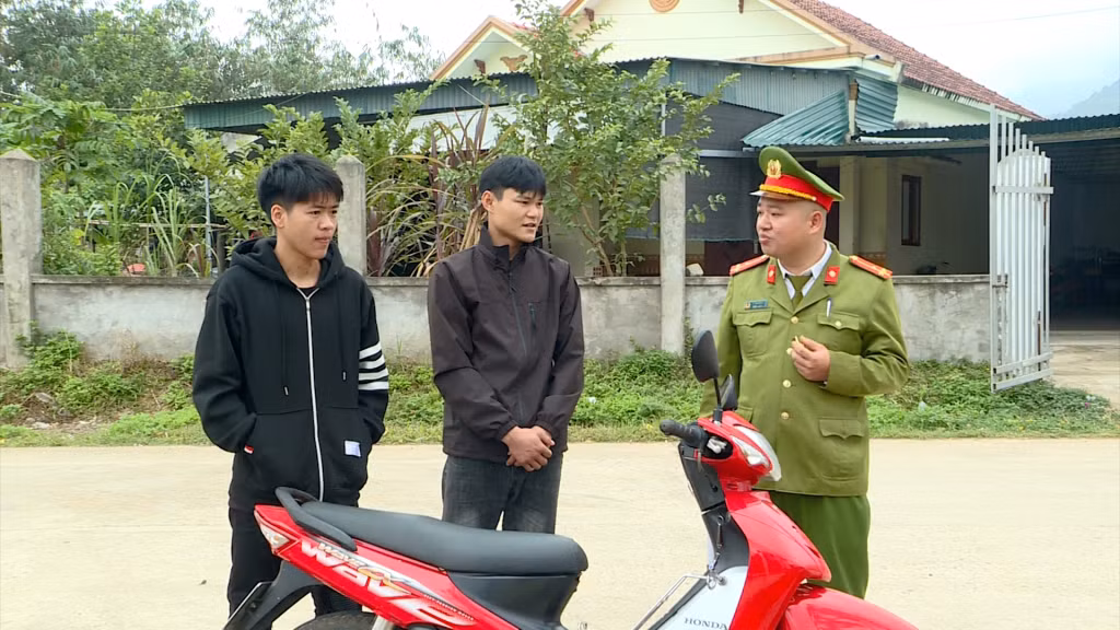 Công an xã Nam Sơn (huyện Ba Chẽ) quyết liệt xử lý thanh niên vi phạm luật giao thông.