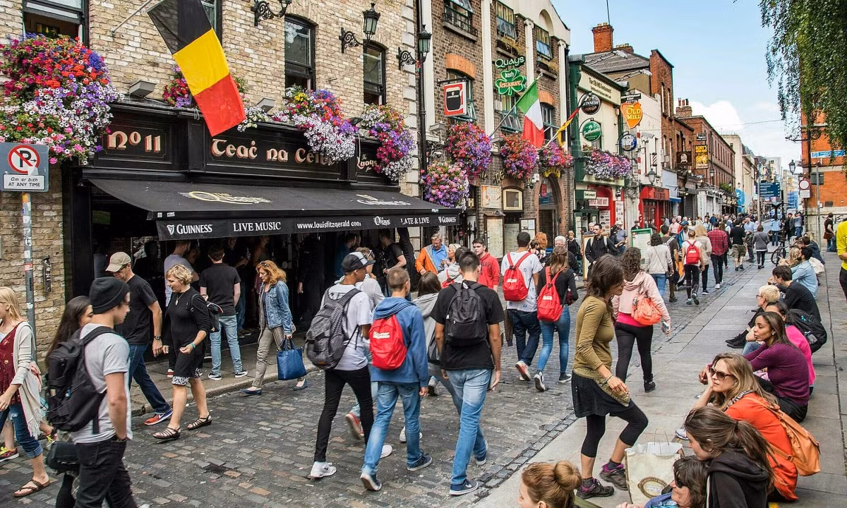 Ireland có vị trí không đổi so với năm trước. Điểm đáng quan tâm khi du lịch Ireland là những con đường cực kỳ hẹp, có thể gây khó khăn với người nước ngoài. Tuy nhiên, việc du lịch Ireland cũng dễ dàng và du khách không cần một hướng dẫn viên du lịch để khám phá. Ảnh: Lonely Planet