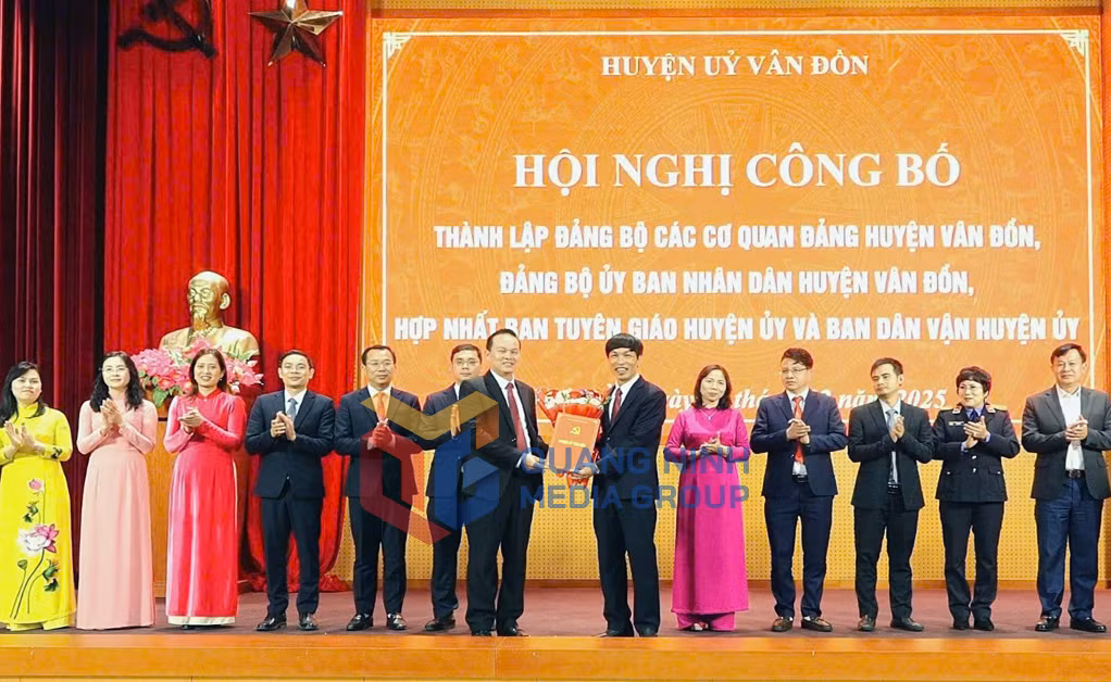 Đồng chí Trương Mạnh Hùng, Bí thư Huyện ủy Vân Đồn, trao quyết định thành lập Đảng bộ Các cơ quan Đảng huyện Vân Đồn (2-2025). Ảnh: Mạnh Trường