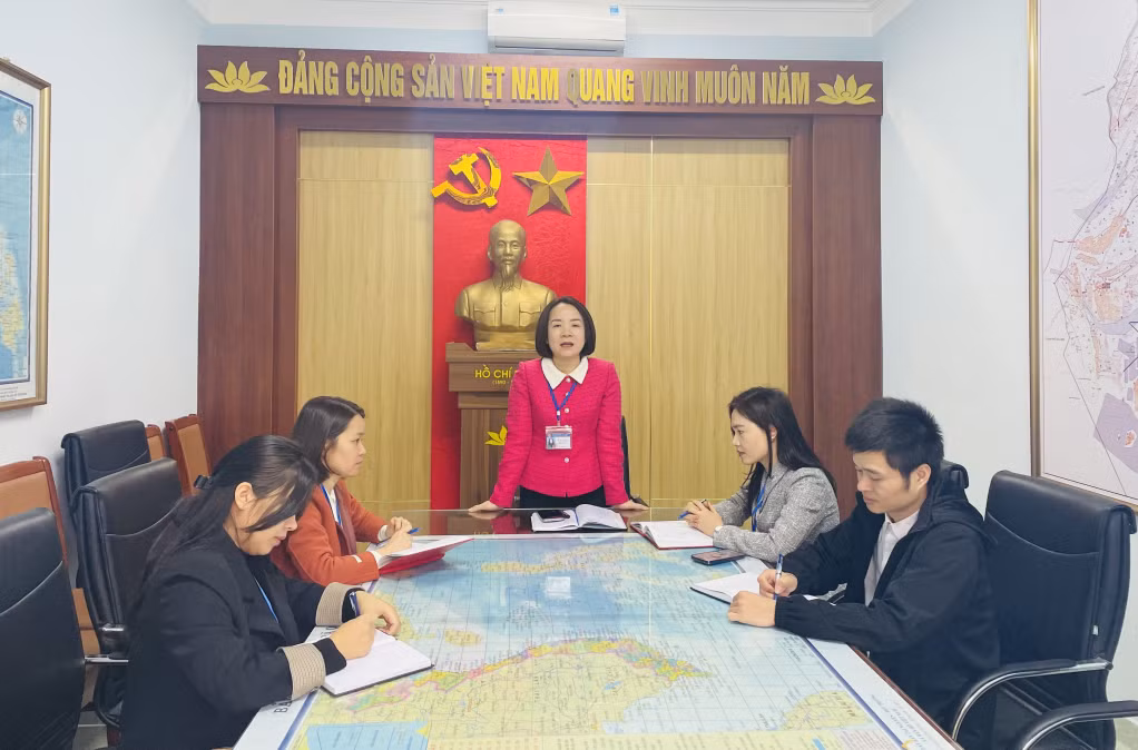 Phòng Nội vụ huyện họp triển khai công việc.