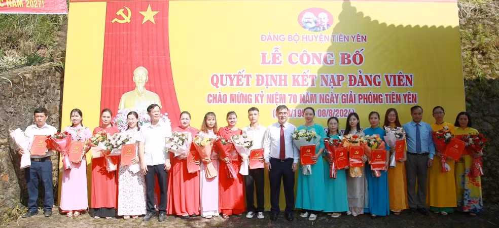Lãnh đạo huyện Tiên Yên trao quyết định kết nạp đảng cho quần chúng ưu tú tại nơi thành lập chi bộ đảng đầu tiên của huyện (tháng 8/2024). Ảnh: Trung tâm TT-VH Tiên Yên