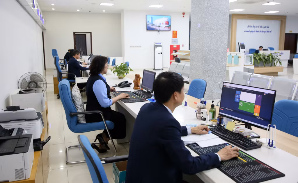 Cán bộ Trung tâm Phục vụ hành chính công tỉnh sử dụng hệ thống thông tin giải quyết TTHC và Cổng dịch vụ công của tỉnh được kết nối đồng bộ với Trung tâm dữ liệu quốc gia để giải quyết TTHC cho nhân dân.