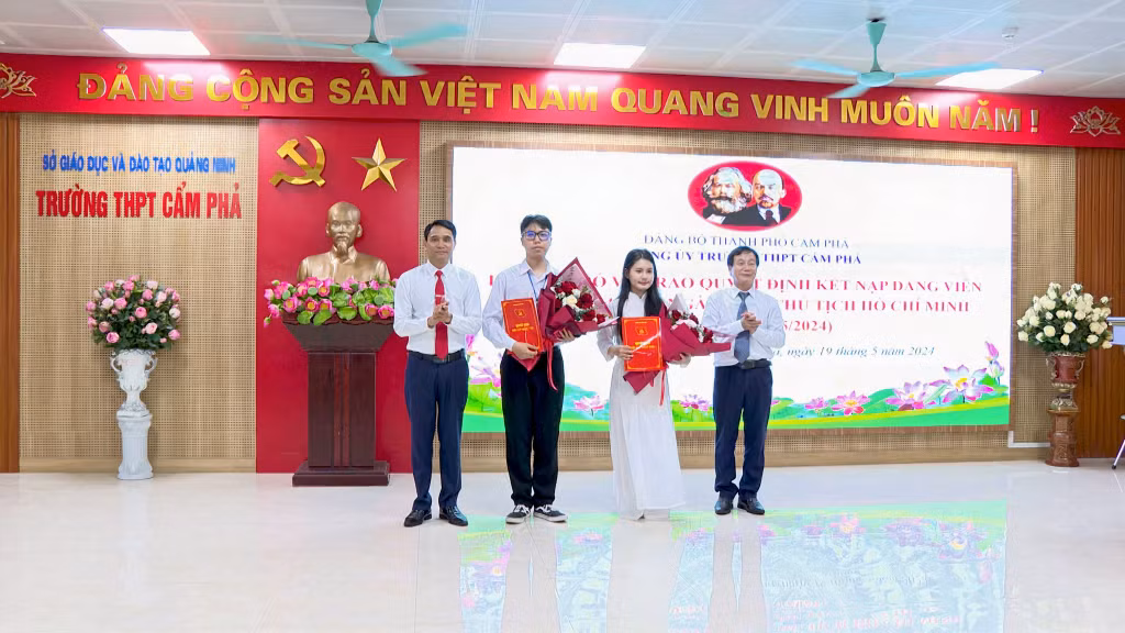 Chu Kim Hạnh, Nguyễn Tiến Mạnh (học sinh lớp 12A4, Trường THPT Cẩm Phả) được kết nạp vào Đảng dịp kỷ niệm 134 năm Ngày sinh Chủ tịch Hồ Chí Minh.