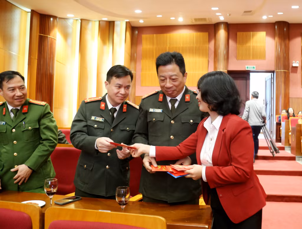 Đồng chí Trịnh Thị Minh Thanh, Phó Bí thư Thường trực Tỉnh ủy, Chủ tịch HĐND tỉnh tỉnh lì xì đầu năm cho cán bộ, công chức, viên chức trong tỉnh.