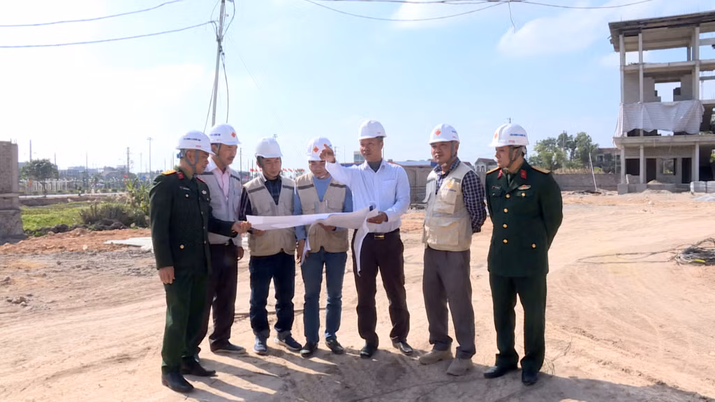 Lãnh đạo Ban Quản lý Dự án đầu tư xây dựng TX Quảng Yên cùng đơn vị tư vấn giám sát và Tổng Công ty Thái Sơn trao đổi về việc triển khai thi công dự án xây mới Trường THPT Bạch Đằng.