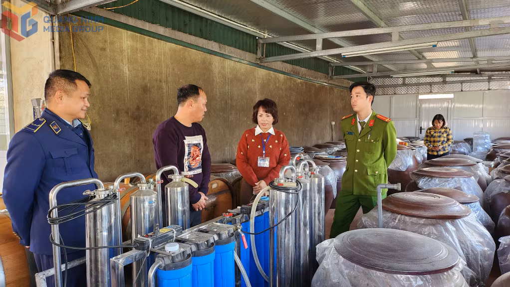 Đoàn kiểm tra liên ngành ATTP TP Uông Bí kiểm tra cơ sở sản xuất rượu trên địa bàn.