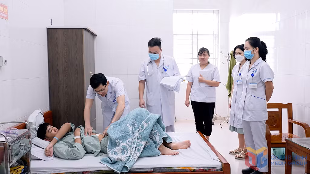 Bác sĩ CKI Lê Anh Quyến, Giám đốc Trung tâm Y tế huyện Đầm Hà thăm khám sức khỏe cho bệnh nhân.