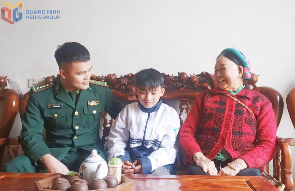 Đại úy Vũ Thanh Đức đến thăm hỏi tình hình học tập của em Trần Gia Hưng (thôn Pắc Pộc, xã Hoành Mô) là học sinh được Đồn BPCK Hoành Mô hỗ trợ trong chương trình "Con nuôi Đồn Biên phòng".