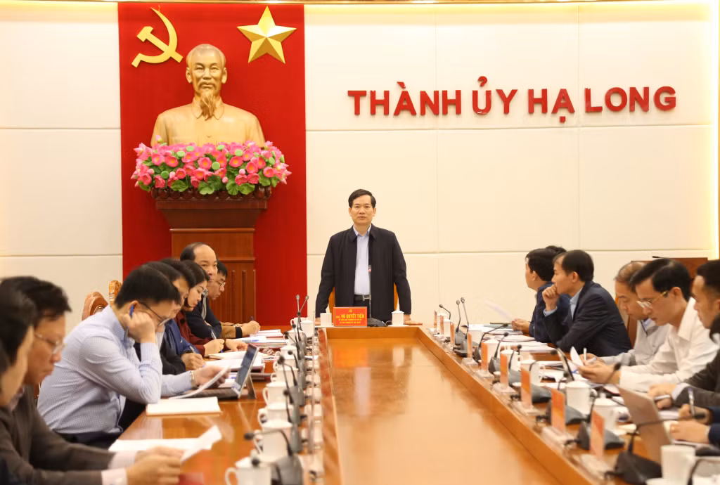 Đồng chí Vũ Quyết Tiến, Ủy viên BTV Tỉnh ủy, Bí thư Thành ủy Hạ Long, chủ trì buổi làm việc.