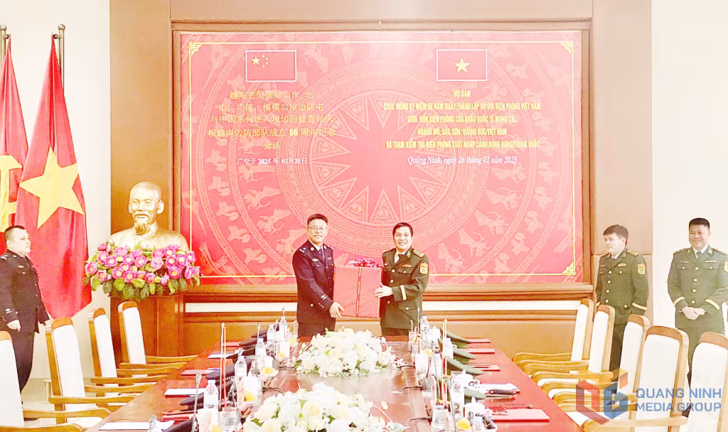 Hai đoàn tặng quà lưu niệm