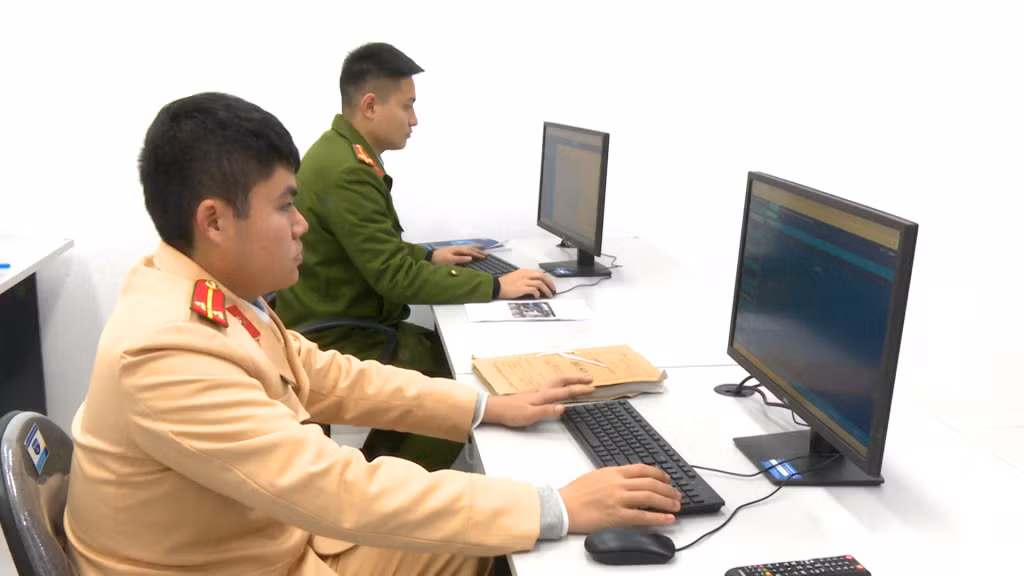 Công an TX Quảng Yên kiểm tra dữ liệu vi phạm tại Trung tâm giám sát giao thông - ANTT.