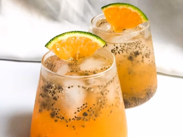 Kết hợp nước trái cây với hạt chia có thể hỗ trợ giảm cân nhờ một số đặc tính của hạt chia.