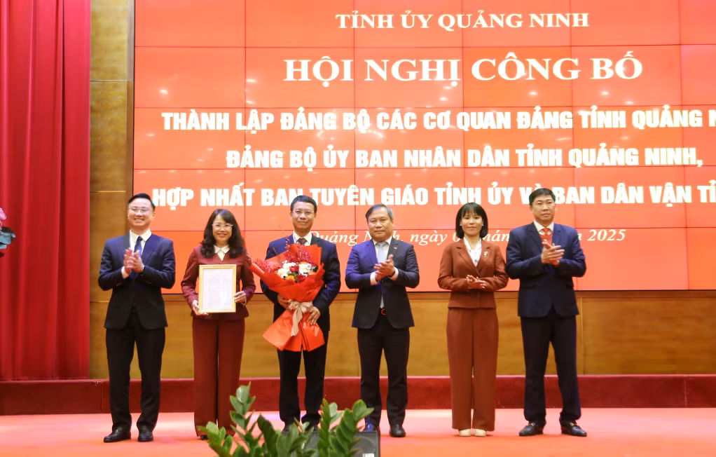 Đồng chí Vũ Đại Thắng, Ủy viên Trung ương Đảng, Bí thư Tỉnh ủy, trao quyết định hợp nhất Ban Tuyên giáo Tỉnh ủy và Ban Dân vận Tỉnh ủy thành Ban Tuyên giáo và Dân vận Tỉnh ủy.