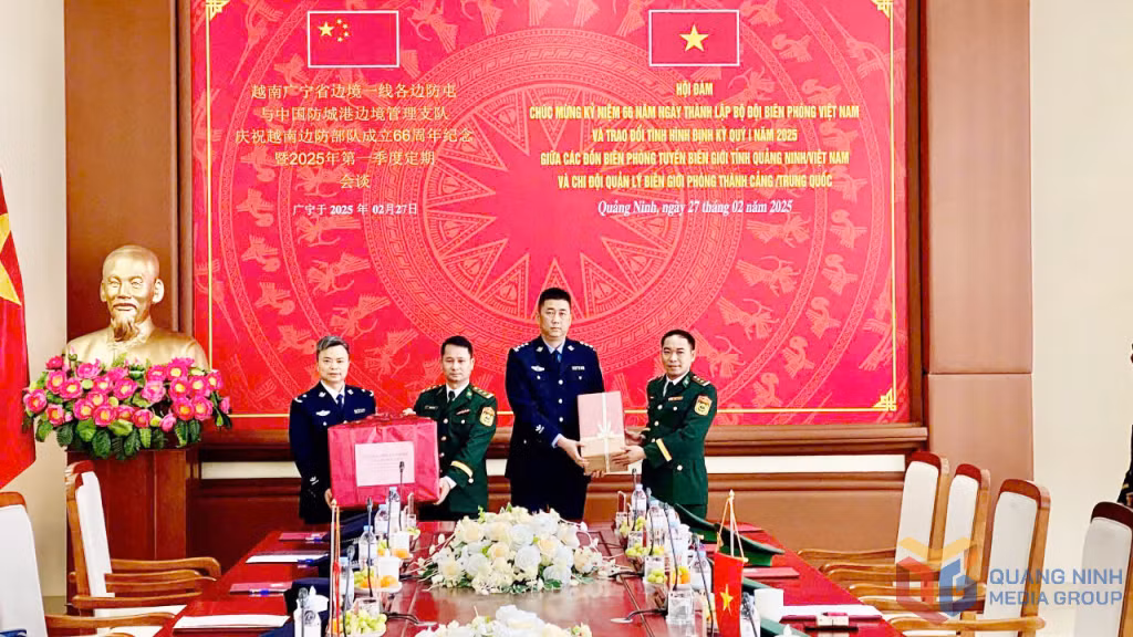Hai đoàn tặng quà lưu niệm tại buổi hội đàm.