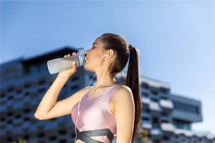 Uống đủ nước có vai trò quan trọng để duy trì sức khỏe - Ảnh: Freepic.Diller