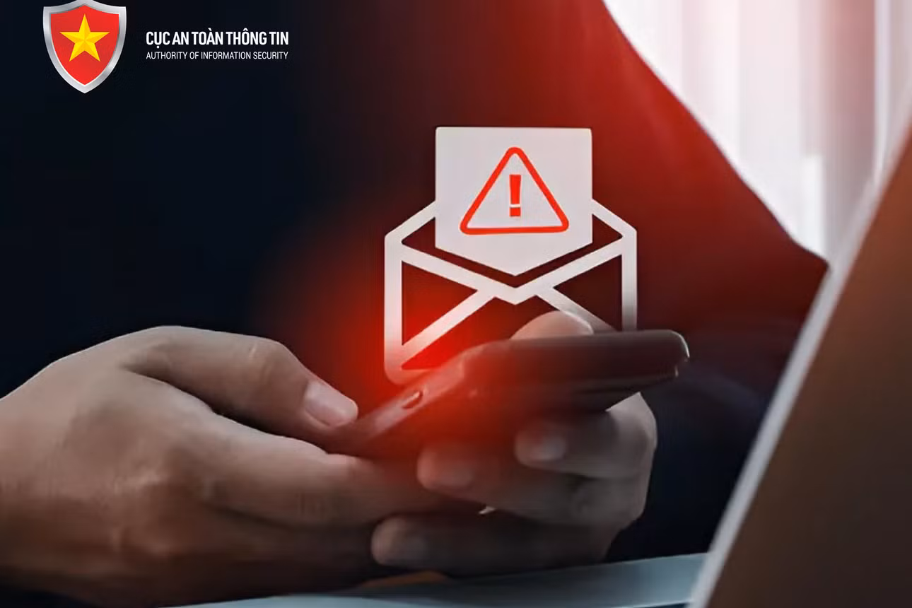 Khi nhận thấy dấu hiệu đáng ngờ, người dân cần nhanh chóng trình báo với lực lượng chức năng để kịp thời điều tra và ngăn chặn hành vi lừa đảo. Ảnh minh họa: NCSC