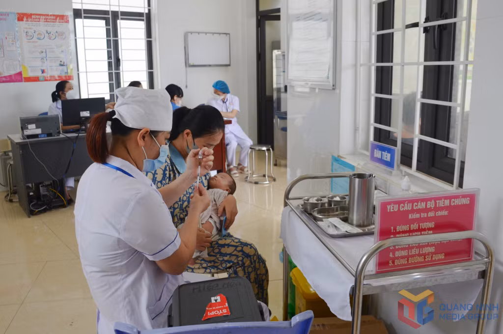 Trạm Y tế xã Hiệp Hòa (TX Quảng Yên) duy trì chương trình tiêm chủng mở rộng cho trẻ em trên địa bàn.