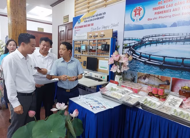 Các đại biểu tìm hiểu các sản phẩm khoa học công nghệ ngành nông nghiệp. (Ảnh: TTXVN phát)