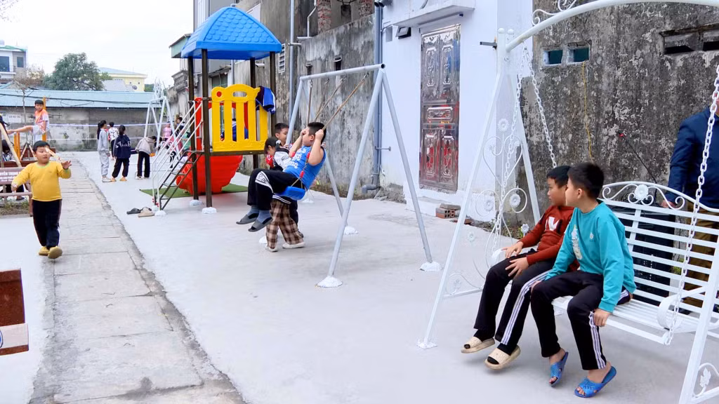 Hội LHPN phường Cẩm Đông (TP Cẩm Phả) phối hợp thực hiện công trình khu vui chơi cộng đồng tại khu Đồng Tiến 1, chào mừng đại hội đảng bộ các cấp.