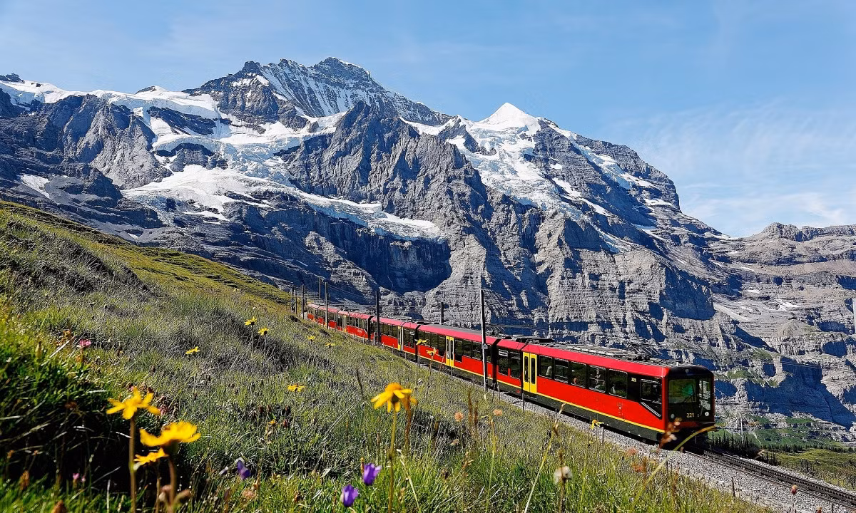Thụy Sĩ giảm ba bậc so với năm trước. Các thành phố lớn của Thụy Sĩ như Basel, Zurich, Bern hay Geneva có mức độ an toàn từ 85-90%, theo công ty công nghệ GeoSure Global. Tuy nhiên, trộm cắp vẫn là điều khó tránh nếu du lịch tới đây. Ngoài ra, tuyết lở và lũ lụt thường xuyên xảy ra trong vài năm trở lại đây cũng là điều cần lưu tâm. Ảnh: Railbookers