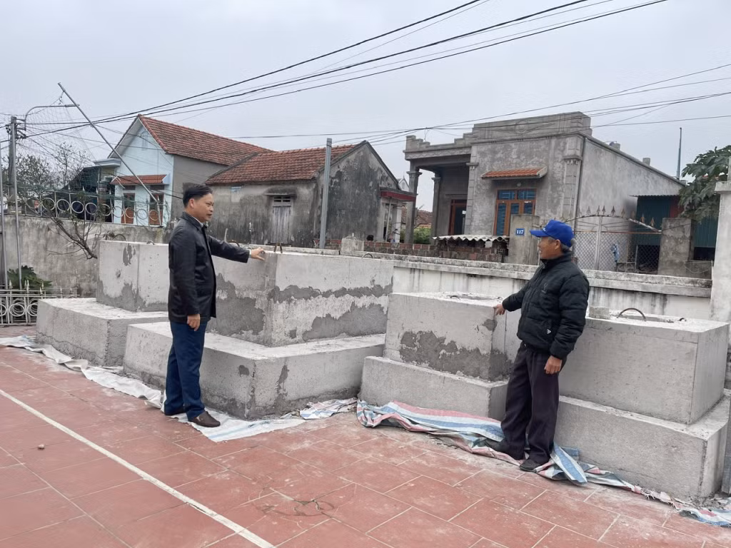 Lãnh đạo xã Cẩm La (TX Quảng Yên) kiểm tra phần bê tông móng cột để lắp đặt trạm biến áp.