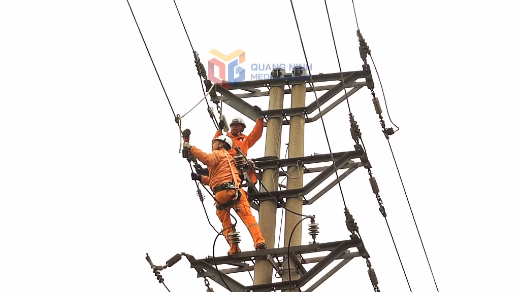 Công nhân Điện lực TP Hạ Long xử lý các điểm có nguy cơ gây sự cố trên lưới trung thế.