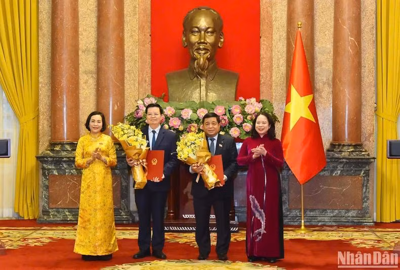 Phó Chủ tịch nước Võ Thị Ánh Xuân và Phó Chủ tịch Quốc hội Nguyễn Thị Thanh tặng hoa chúc mừng các tân Phó Thủ tướng.