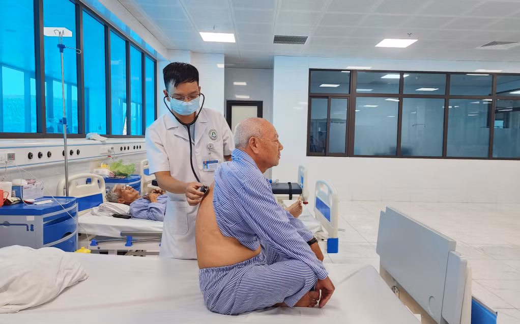 Bác sĩ Khoa Hồi sức tích cực (Bệnh viện Phổi Quảng Ninh) điều trị cho bệnh nhân.