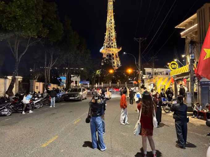 Du khách check in tháp truyền hình Đà Lạt lên đèn, đu trend "Paris giữa lòng Đà Lạt", tháng 12/2024. Ảnh: Tuấn Anh