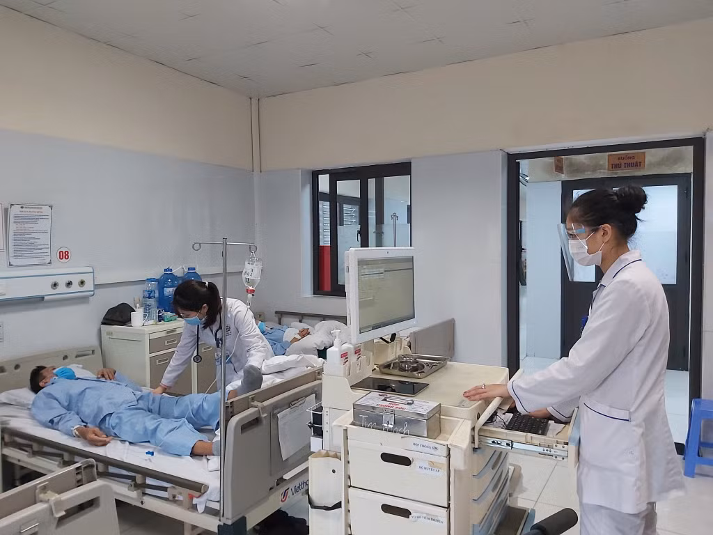 Sử dụng xe tiêm thông minh để cập nhật thông tin cấp, phát thuốc, tiêm cho bệnh nhân một cách chính xác tại Bệnh viện Đa khoa tỉnh.